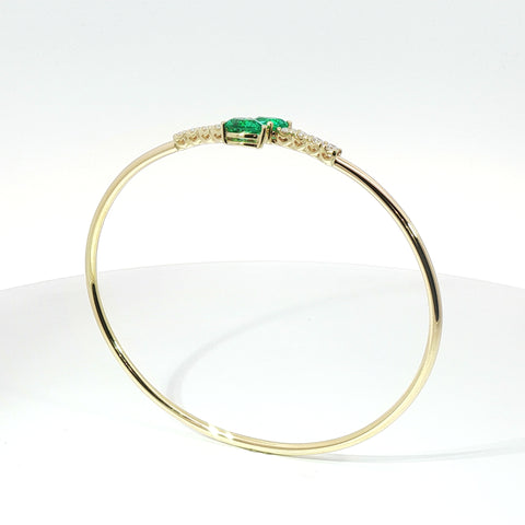 Bracciale Twin in oro giallo con smeraldi Lab-Grown taglio goccia e diamanti Lab-Grown taglio brillante.