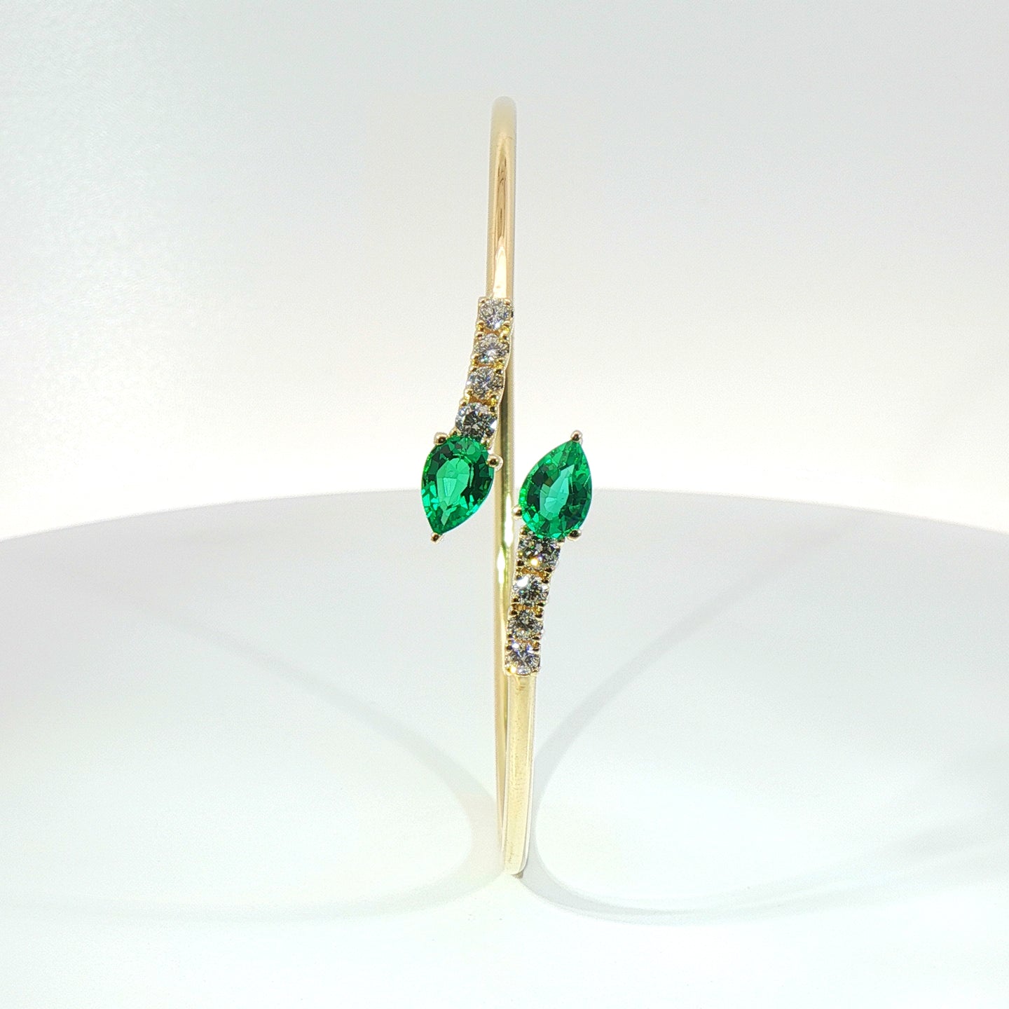 Bracciale Twin in oro giallo con smeraldi Lab-Grown taglio goccia e diamanti Lab-Grown taglio brillante.