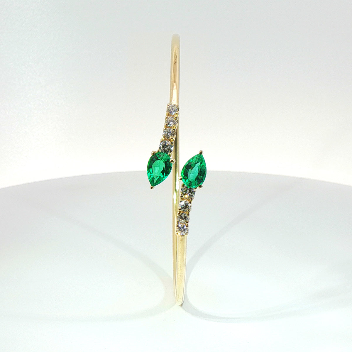 Bracciale Twin in oro giallo con smeraldi Lab-Grown taglio goccia e diamanti Lab-Grown taglio brillante.