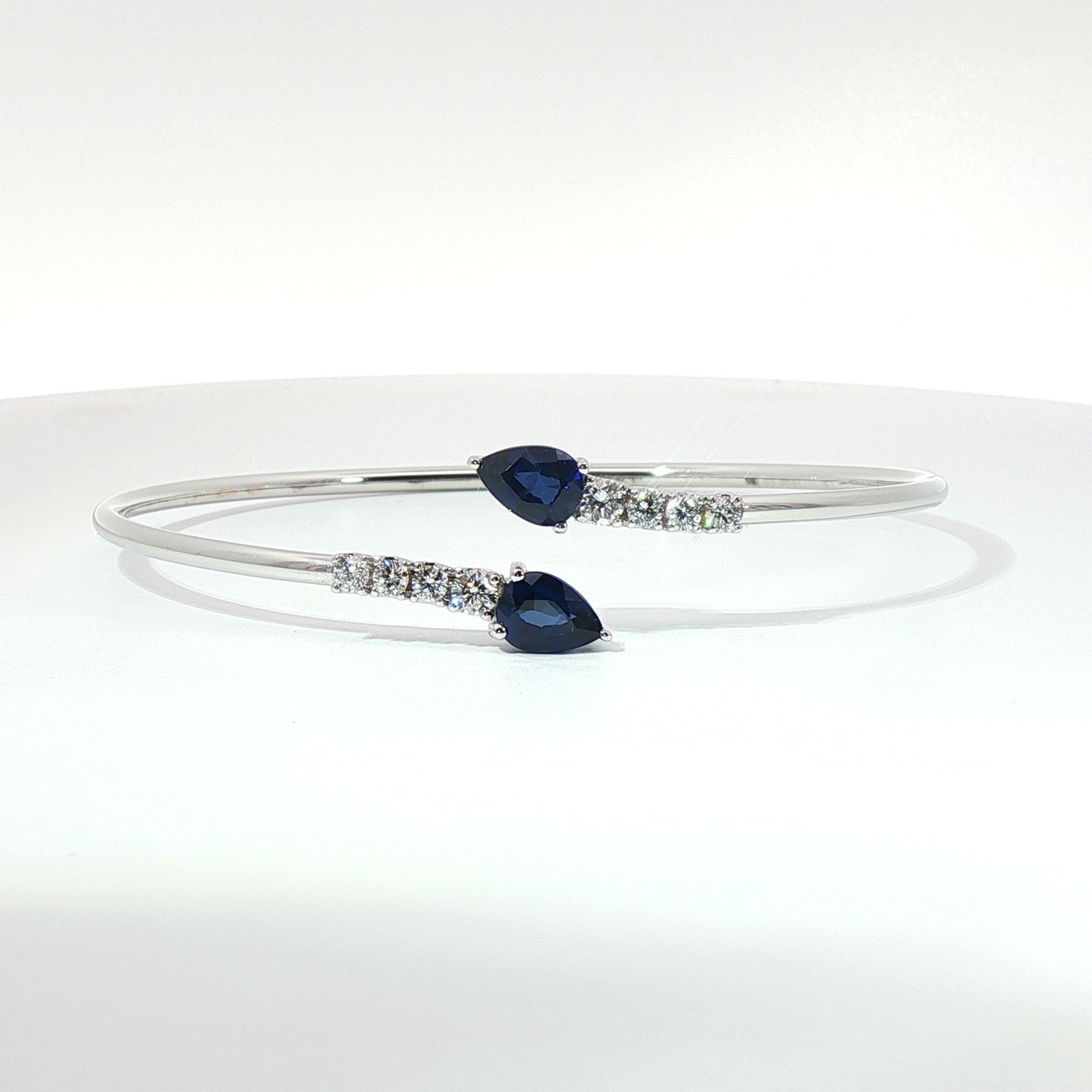 Bracciale Twin in oro bianco con Zaffiri Lab-Grown taglio goccia e diamanti Lab-Grown taglio brillante.