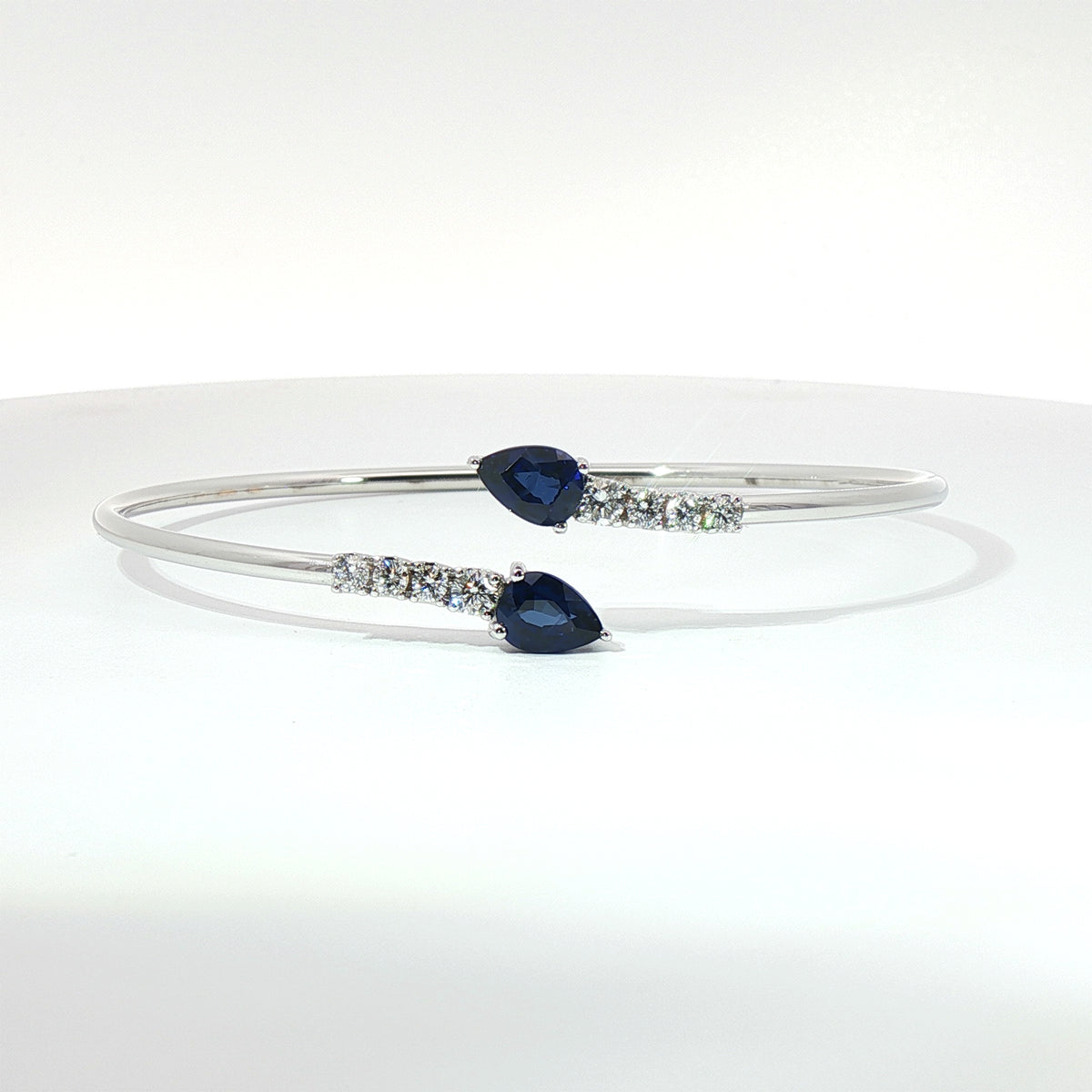 Bracciale Twin in oro bianco con Zaffiri Lab-Grown taglio goccia e diamanti Lab-Grown taglio brillante.
