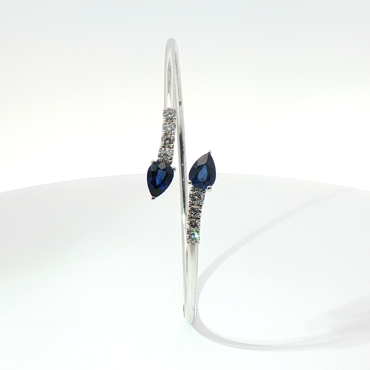 Bracciale Twin in oro bianco con Zaffiri Lab-Grown taglio goccia e diamanti Lab-Grown taglio brillante.