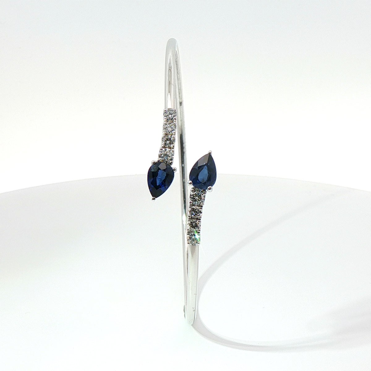 Bracciale Twin in oro bianco con Zaffiri Lab-Grown taglio goccia e diamanti Lab-Grown taglio brillante.