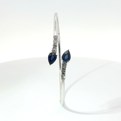 Bracciale Twin in oro bianco con Zaffiri Lab-Grown taglio goccia e diamanti Lab-Grown taglio brillante.