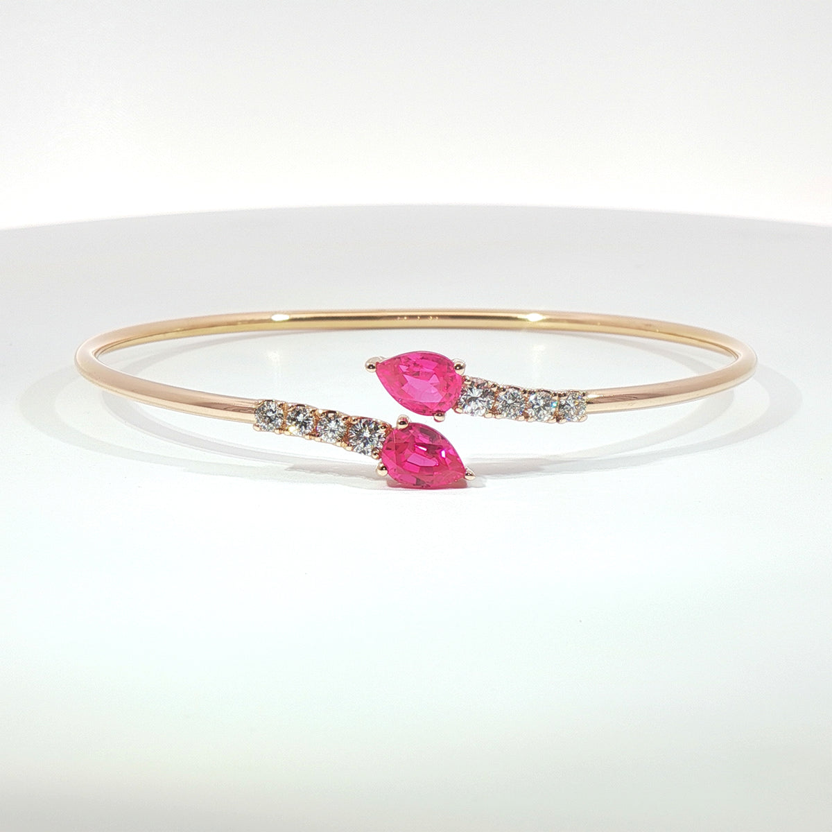 Bracciale Twin in oro rosa con zaffiri rosa Lab-Grown taglio goccia e diamanti Lab-Grown taglio brillante.