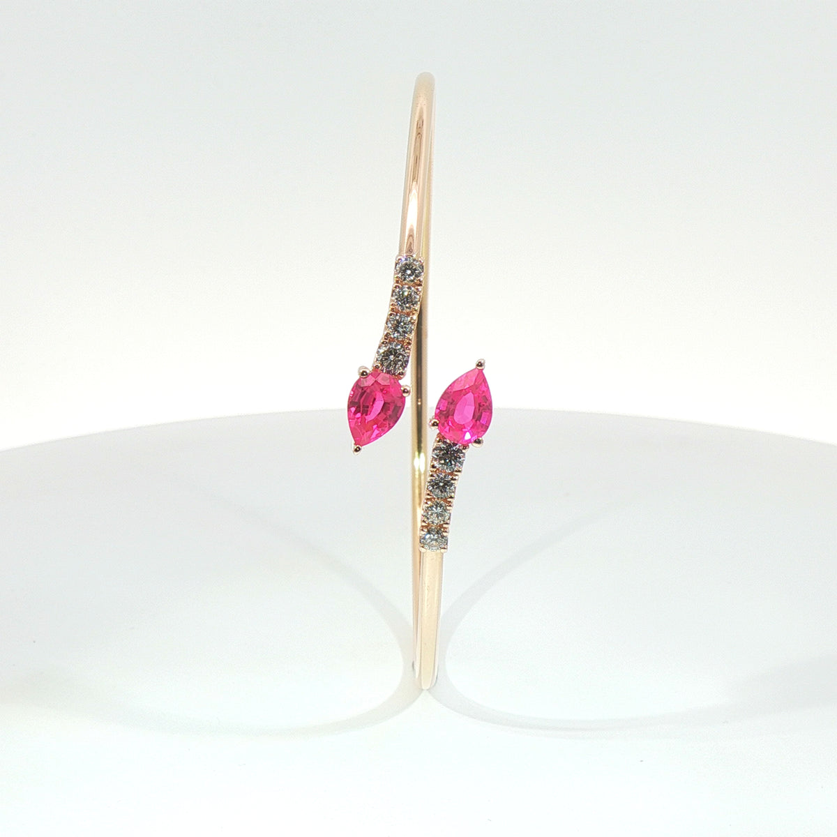 Bracciale Twin in oro rosa con zaffiri rosa Lab-Grown taglio goccia e diamanti Lab-Grown taglio brillante.