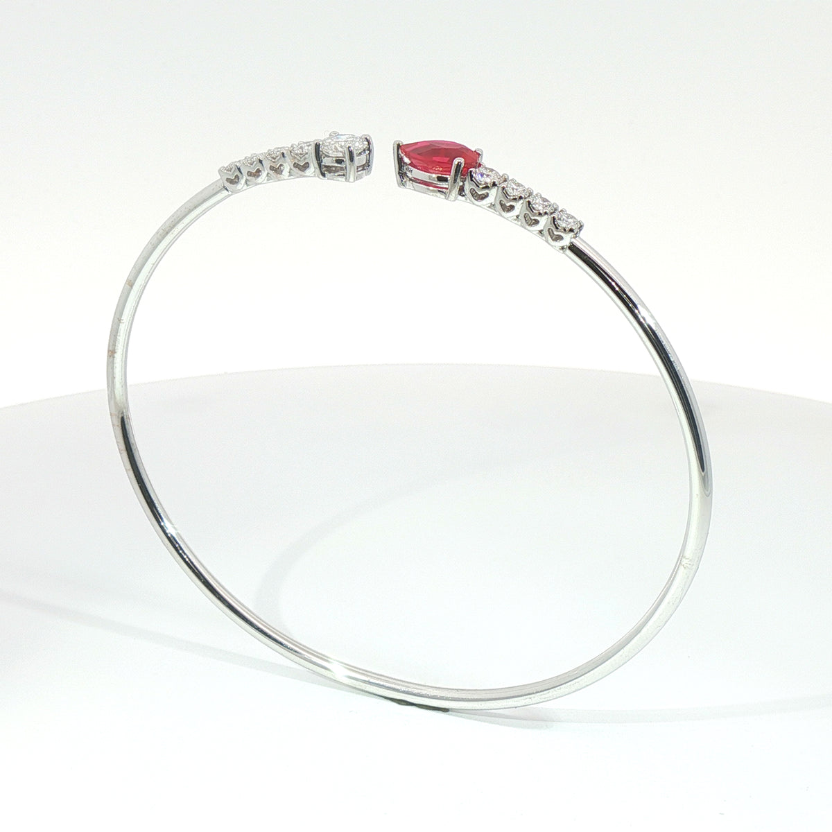 Bracciale Twin in oro bianco con rubino lab-Grown taglio goccia e diamanti Lab-Grown taglio brillante.