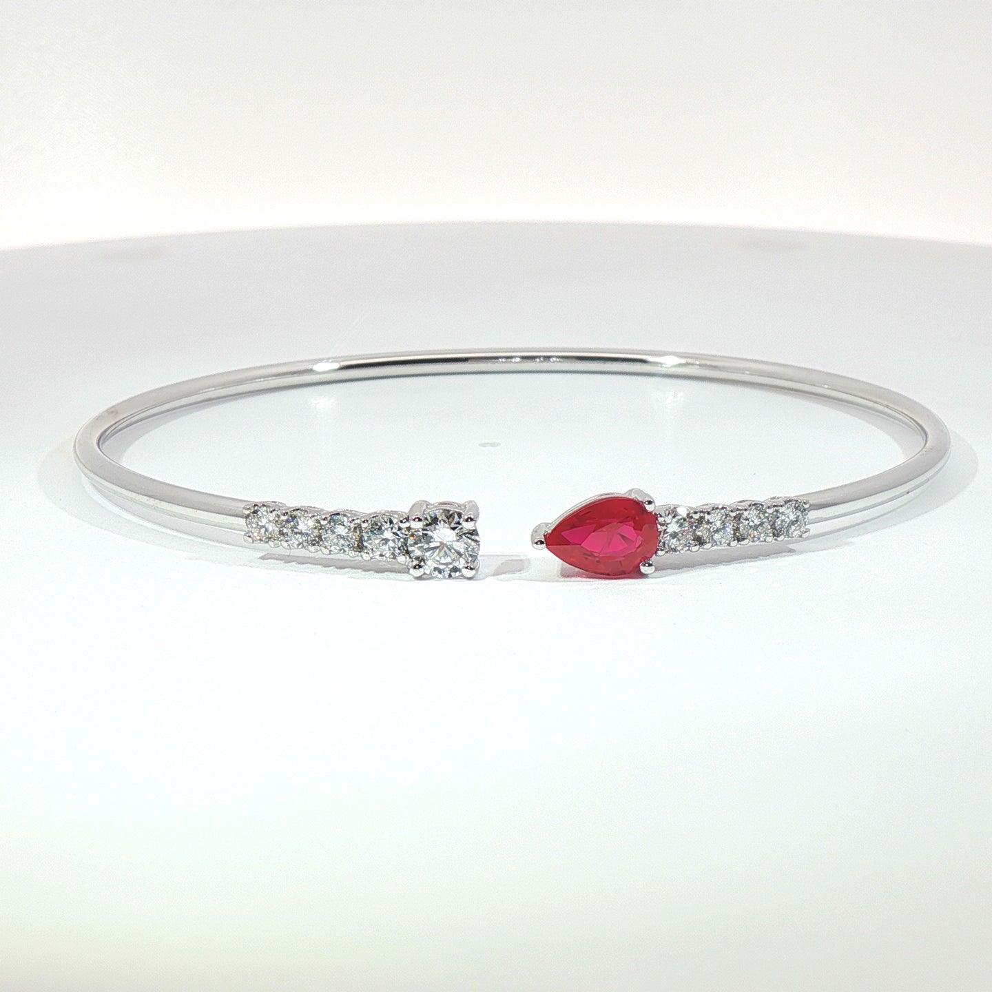 Bracciale Twin in oro bianco con rubino lab-Grown taglio goccia e diamanti Lab-Grown taglio brillante.