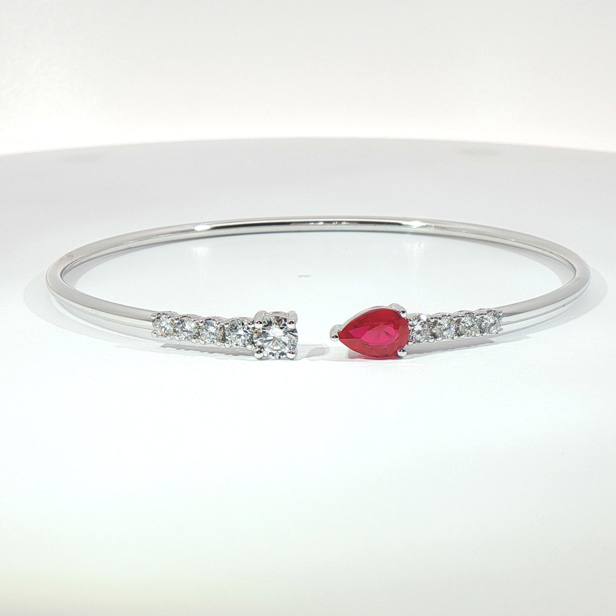 Bracciale Twin in oro bianco con rubino lab-Grown taglio goccia e diamanti Lab-Grown taglio brillante.