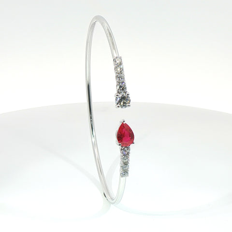 Bracciale Twin in oro bianco con rubino lab-Grown taglio goccia e diamanti Lab-Grown taglio brillante.