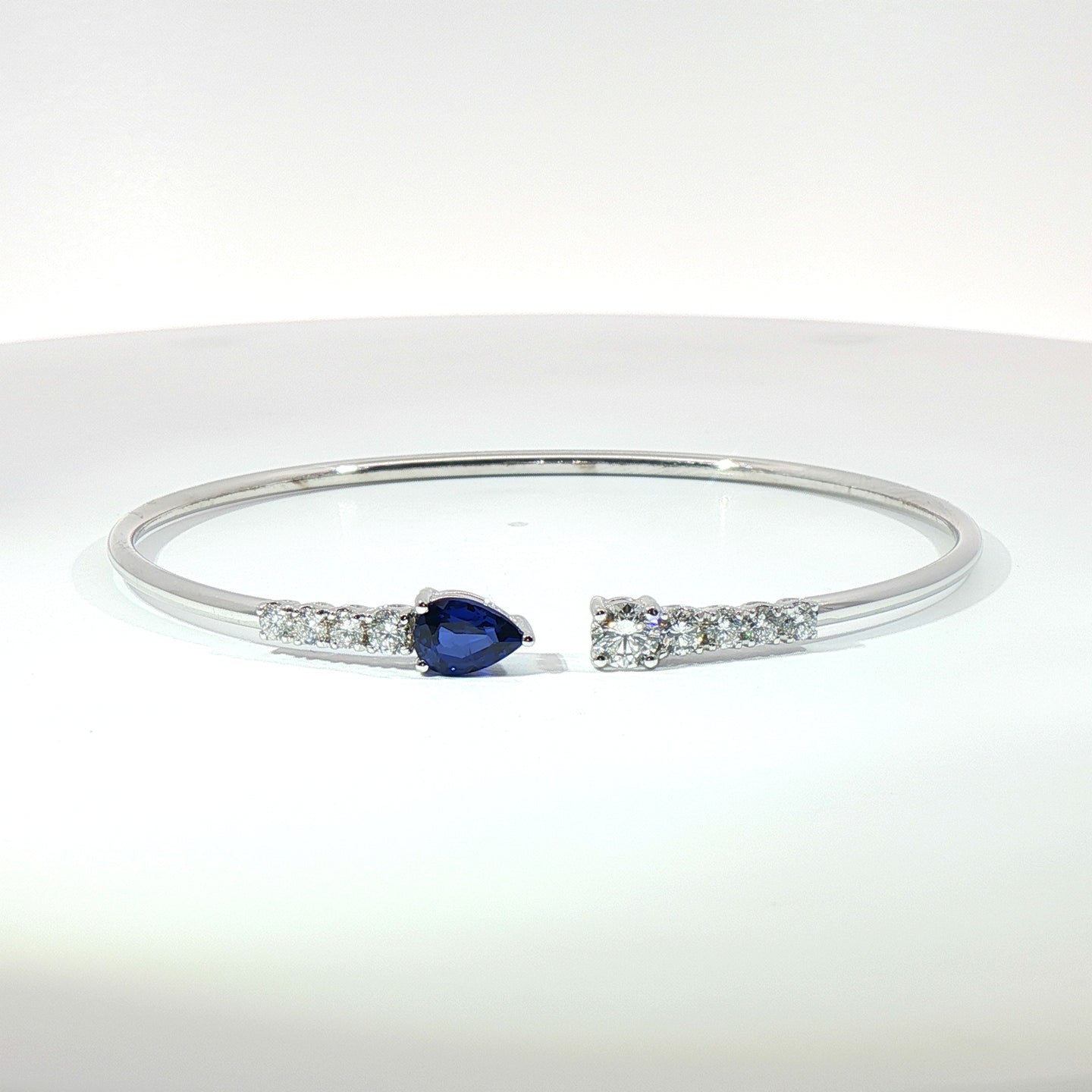 Bracciale Twin in oro bianco con zaffiro Lab-Grown taglio goccia e diamanti Lab-Grown taglio brillante.