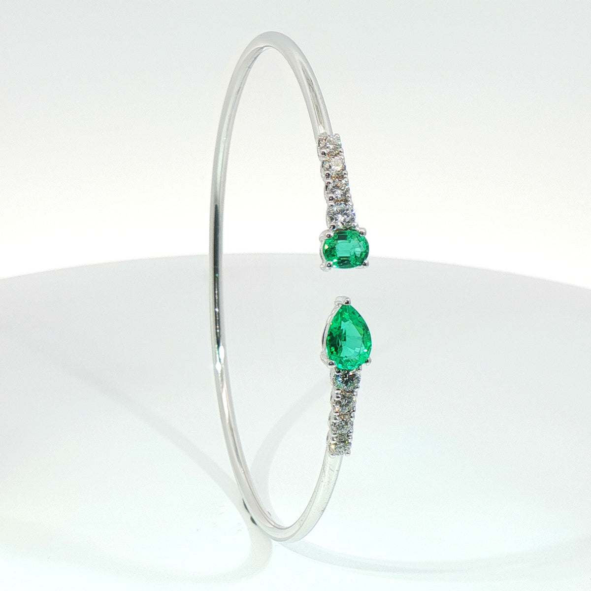 Bracciale Twin in oro bianco con smeraldi Lab-grown taglio goccia e ovale con diamanti Lab-Grown taglio brillante.