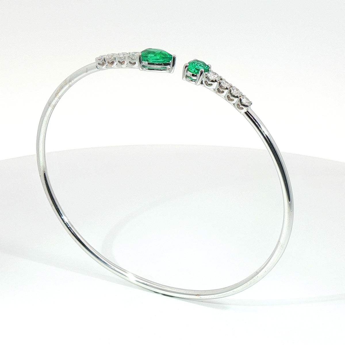 Bracciale Twin in oro bianco con smeraldi Lab-grown taglio goccia e ovale con diamanti Lab-Grown taglio brillante.