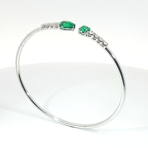 Bracciale Twin in oro bianco con smeraldi Lab-grown taglio goccia e ovale con diamanti Lab-Grown taglio brillante.