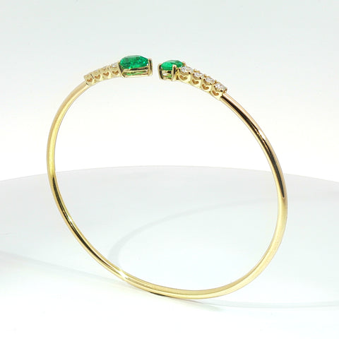 Bracciale Twin in oro giallo con smeraldi Lab-Grown taglio goccia e ovale e diamanti Lab-Grown taglio brillante.