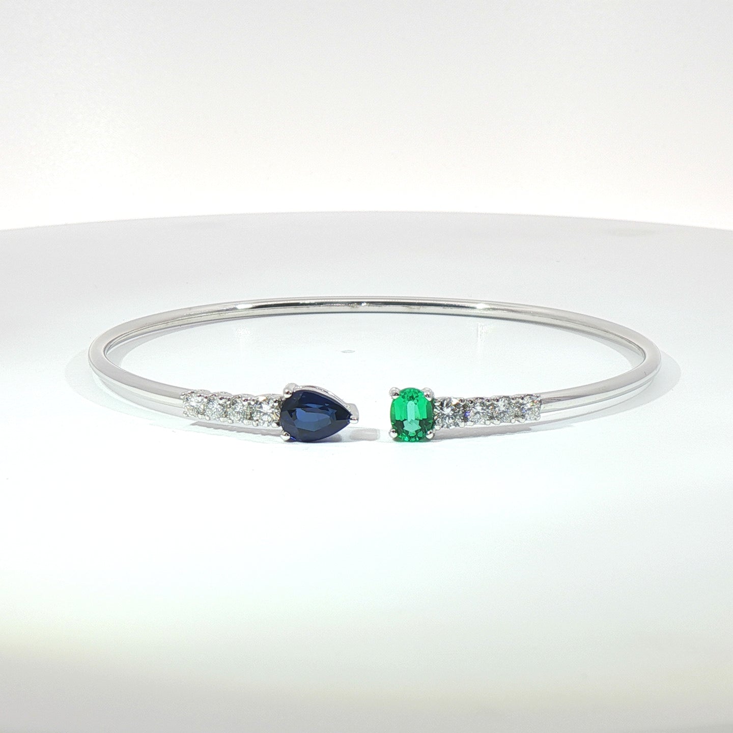 Bracciale Twin in oro bianco con zaffiro, smeraldo e diamanti Lab-Grown taglio brillante.