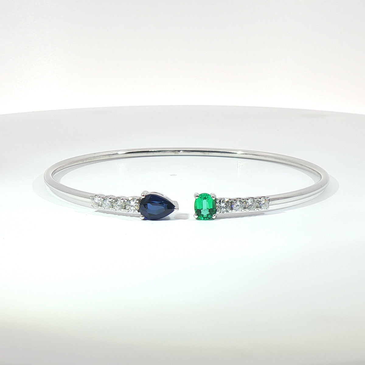 Bracciale Twin in oro bianco con zaffiro, smeraldo e diamanti Lab-Grown taglio brillante.