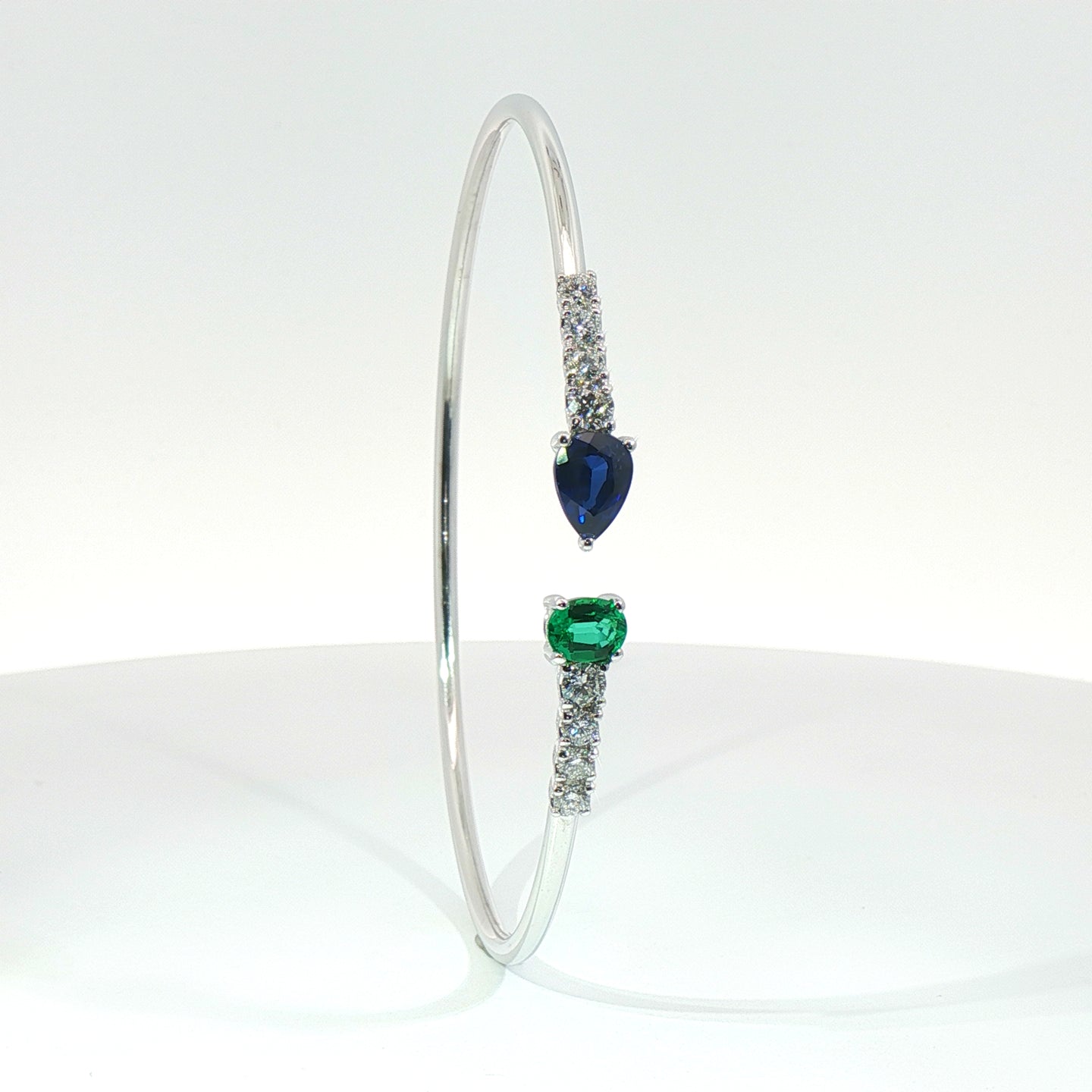 Bracciale Twin in oro bianco con zaffiro, smeraldo e diamanti Lab-Grown taglio brillante.