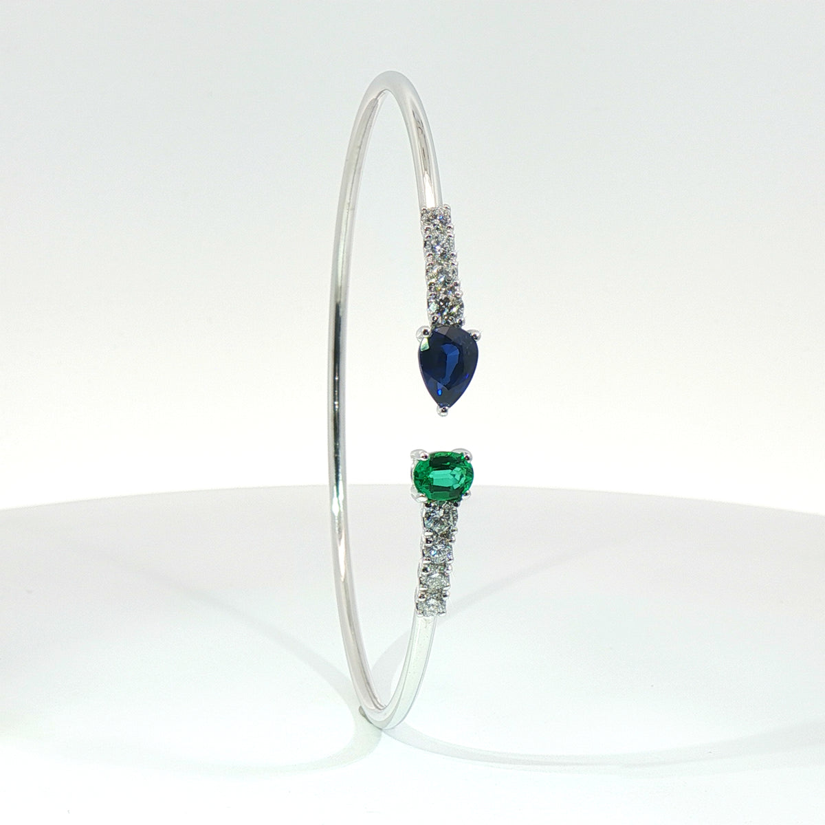 Bracciale Twin in oro bianco con zaffiro, smeraldo e diamanti Lab-Grown taglio brillante.