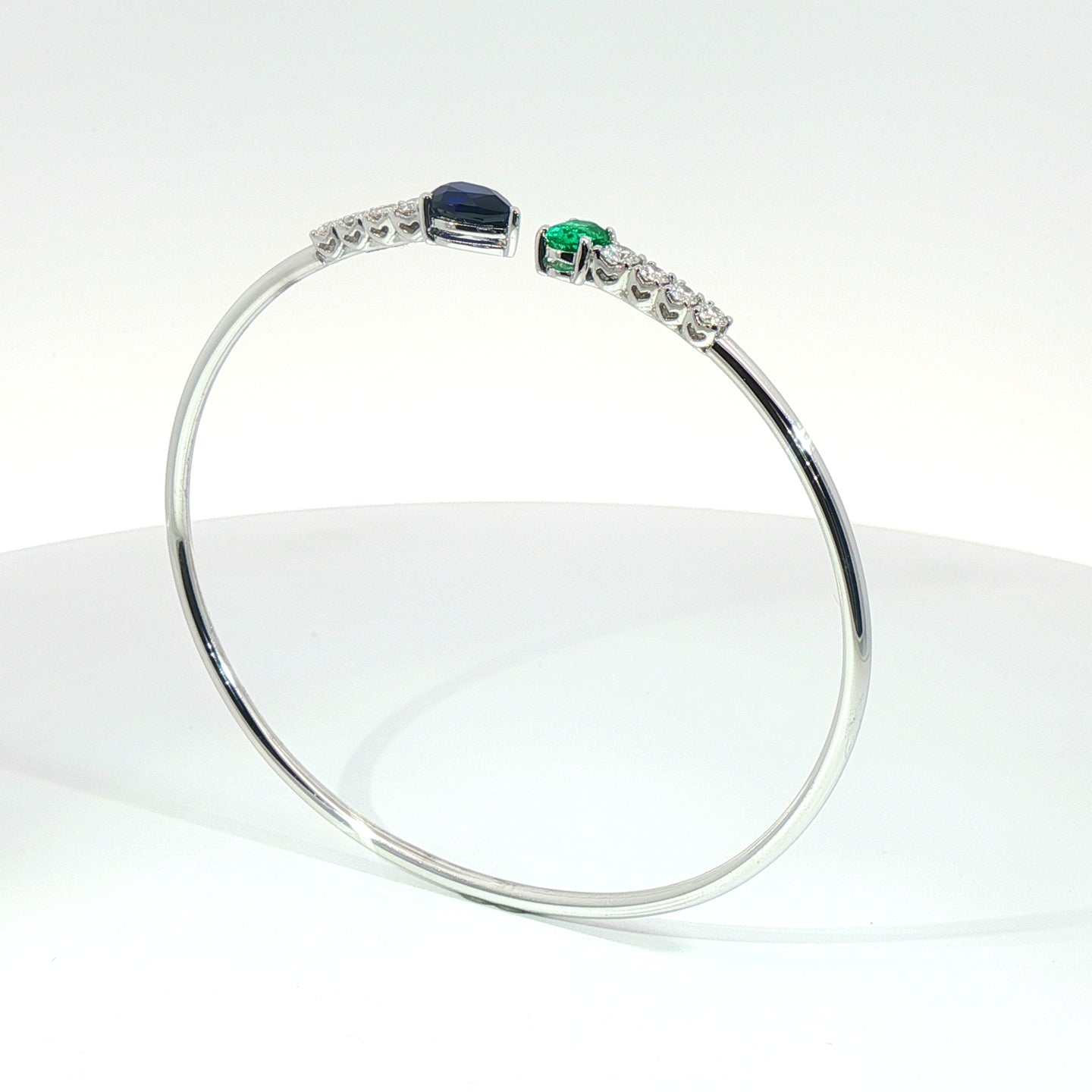 Bracciale Twin in oro bianco con zaffiro, smeraldo e diamanti Lab-Grown taglio brillante.