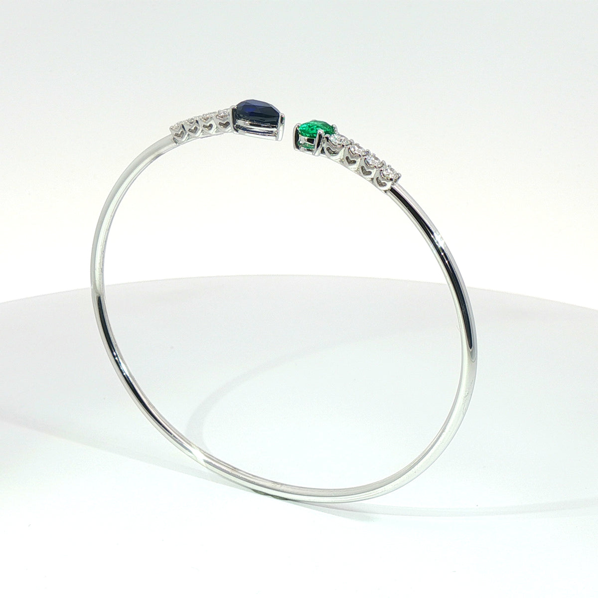 Bracciale Twin in oro bianco con zaffiro, smeraldo e diamanti Lab-Grown taglio brillante.
