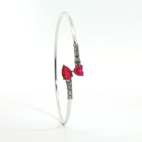 Bracciale Twin in oro bianco con rubini Lab-Grown e diamanti Lab-Grown taglio brillante.