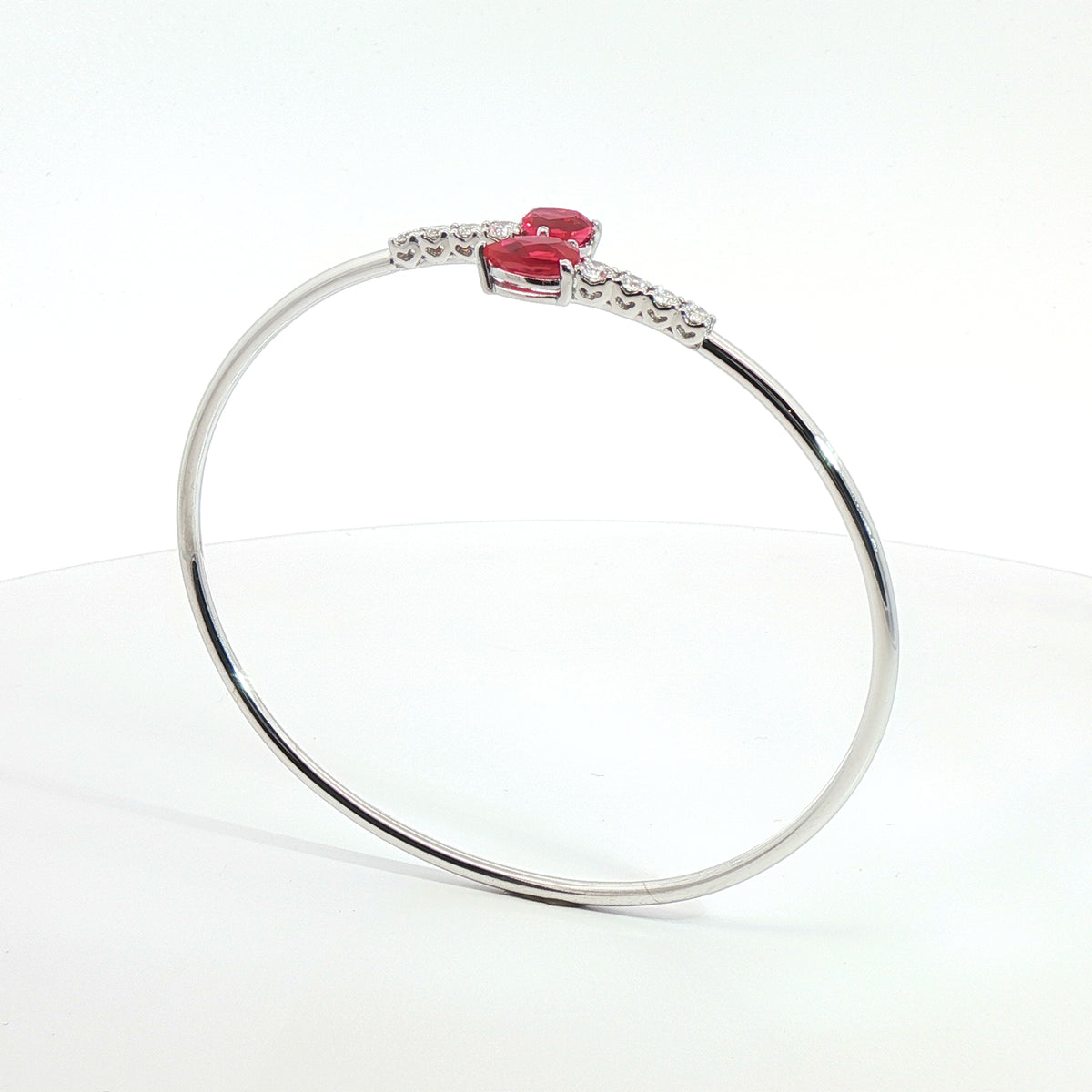 Bracciale Twin in oro bianco con rubini Lab-Grown e diamanti Lab-Grown taglio brillante.