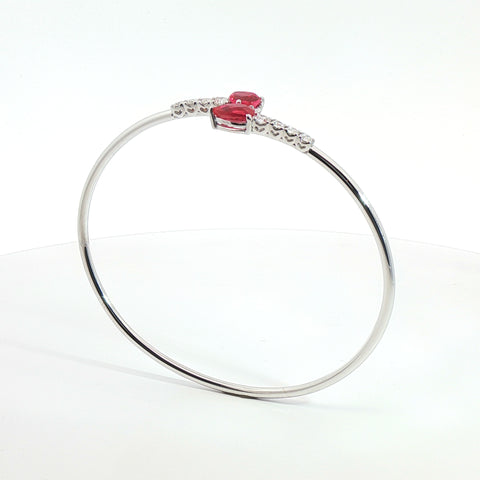 Bracciale Twin in oro bianco con rubini Lab-Grown e diamanti Lab-Grown taglio brillante.