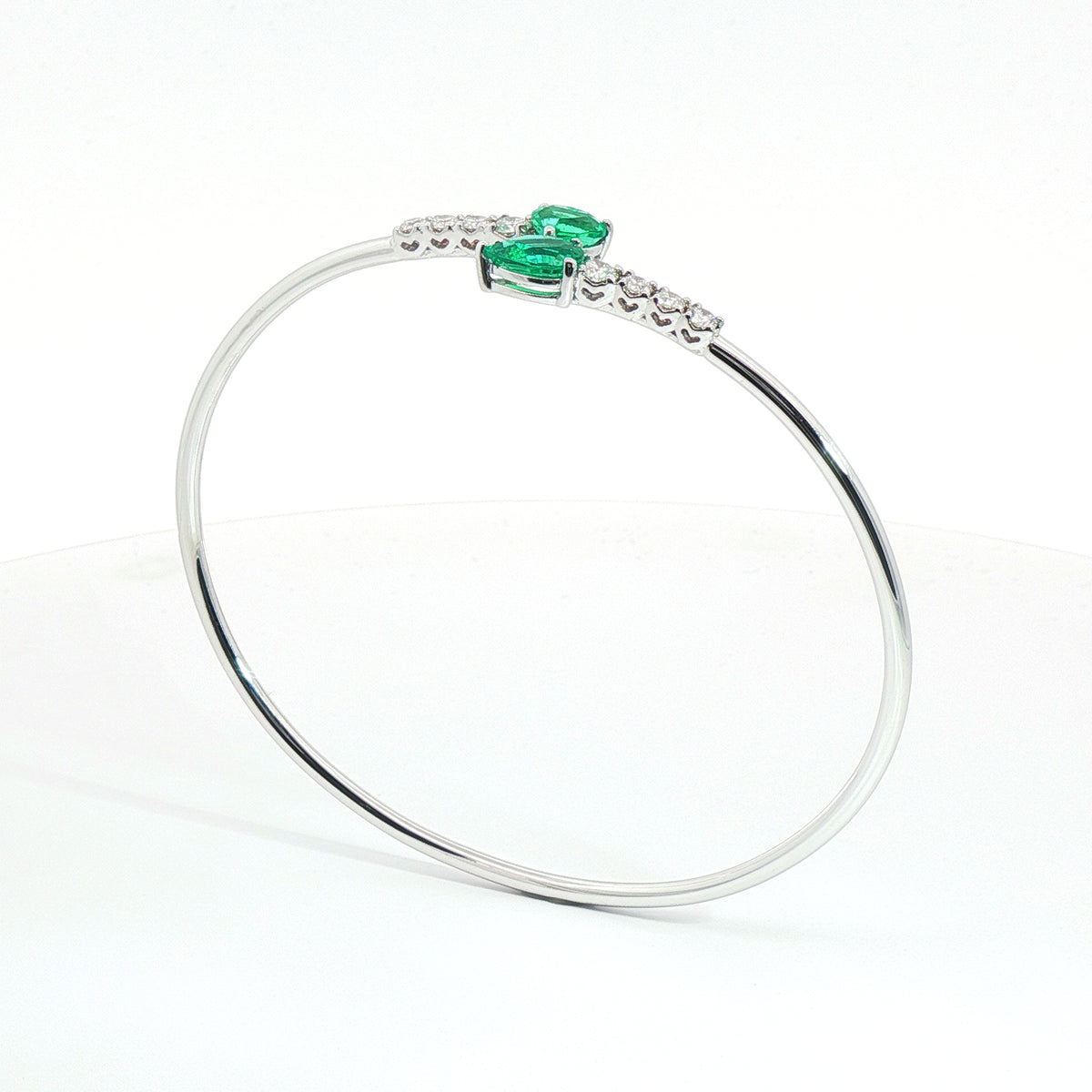 Bracciale Twin in oro bianco con smeraldi Lab-Grown e diamanti Lab-Grown taglio brillante.