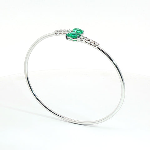 Bracciale Twin in oro bianco con smeraldi Lab-Grown e diamanti Lab-Grown taglio brillante.