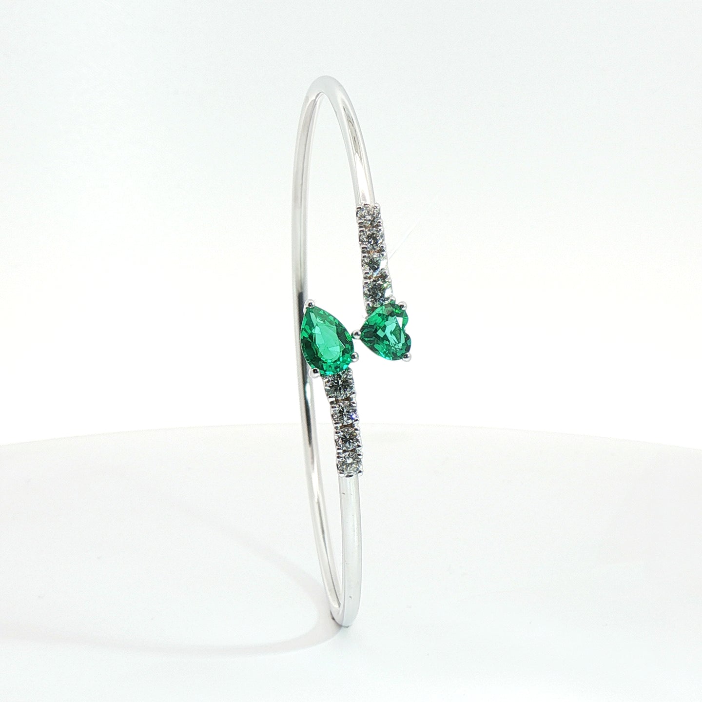 Bracciale Twin in oro bianco con smeraldi Lab-Grown e diamanti Lab-Grown taglio brillante.