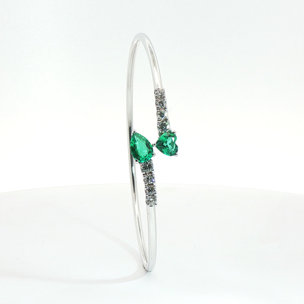 Bracciale Twin in oro bianco con smeraldi Lab-Grown e diamanti Lab-Grown taglio brillante.