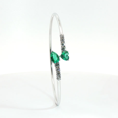 Bracciale Twin in oro bianco con smeraldi Lab-Grown e diamanti Lab-Grown taglio brillante.