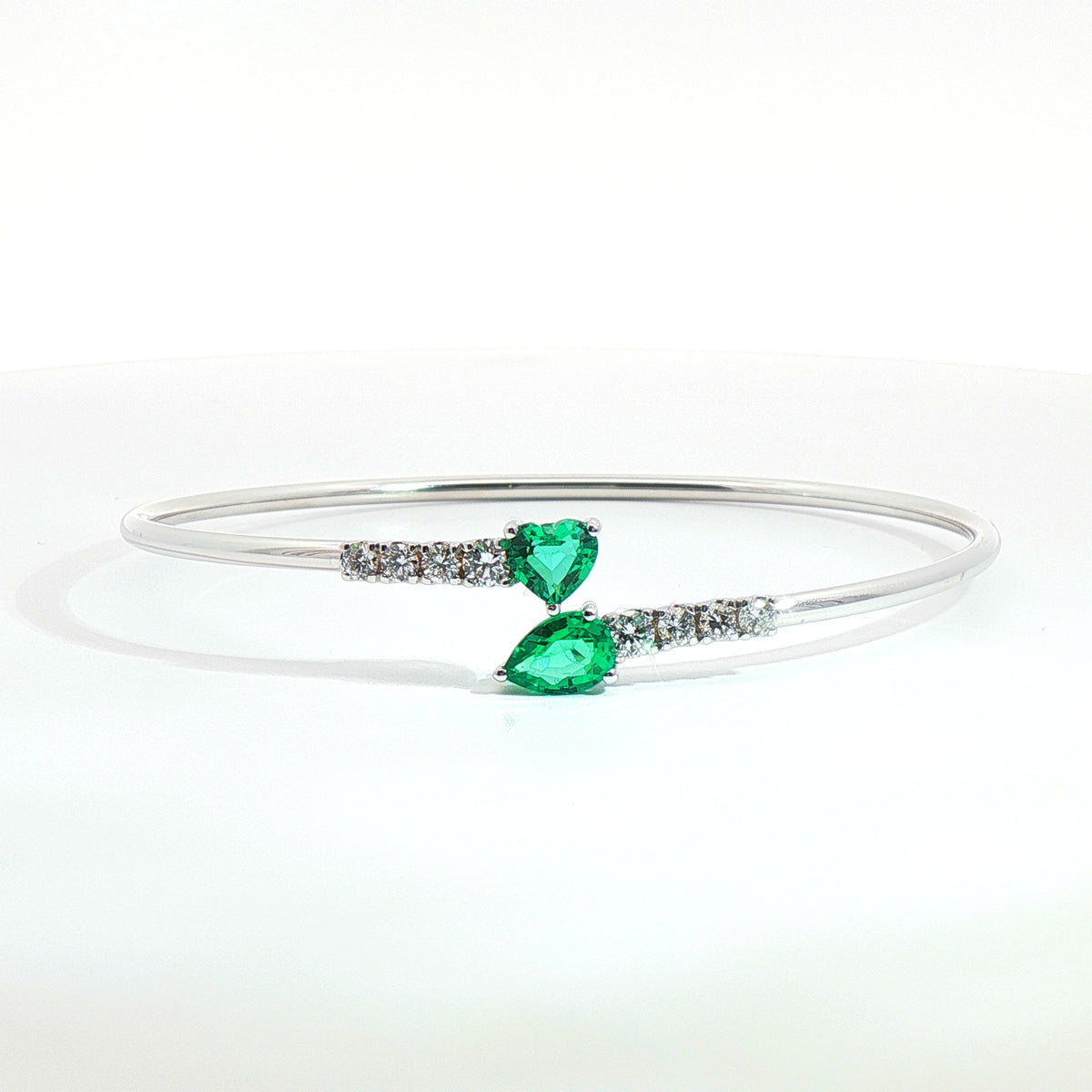 Bracciale Twin in oro bianco con smeraldi Lab-Grown e diamanti Lab-Grown taglio brillante.