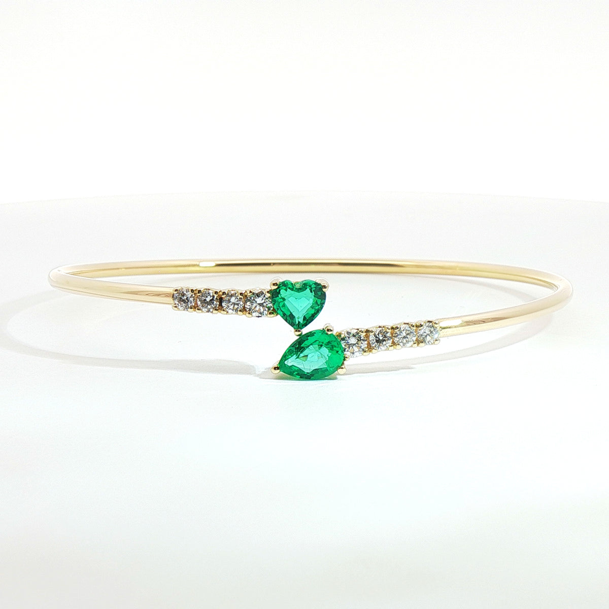 Bracciale Twin in oro giallo con smeraldi Lab-Grown e diamanti Lab-Grown taglio brillante.