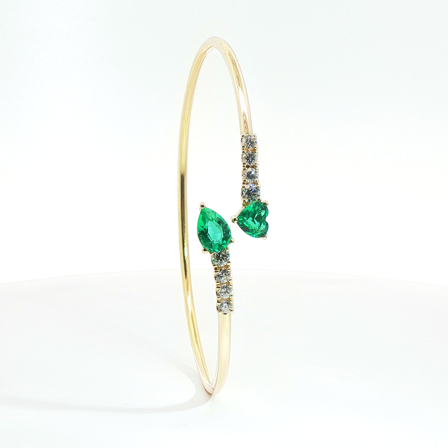 Bracciale Twin in oro giallo con smeraldi Lab-Grown e diamanti Lab-Grown taglio brillante.