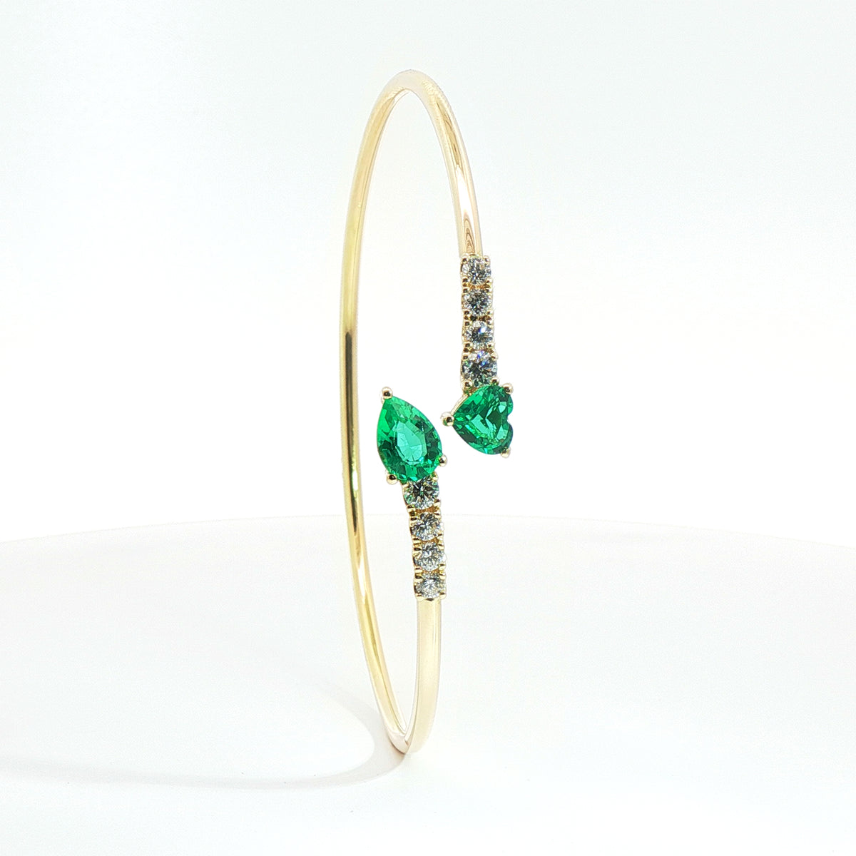 Bracciale Twin in oro giallo con smeraldi Lab-Grown e diamanti Lab-Grown taglio brillante.