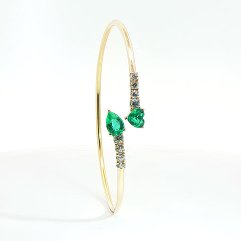 Bracciale Twin in oro giallo con smeraldi Lab-Grown e diamanti Lab-Grown taglio brillante.