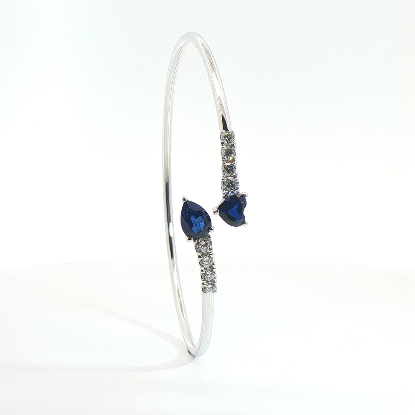 Bracciale Twin in oro bianco con zaffiri Lab-Grown e diamanti Lab-Grown taglio brillante.