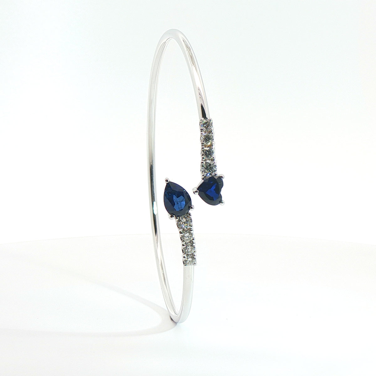 Bracciale Twin in oro bianco con zaffiri Lab-Grown e diamanti Lab-Grown taglio brillante.
