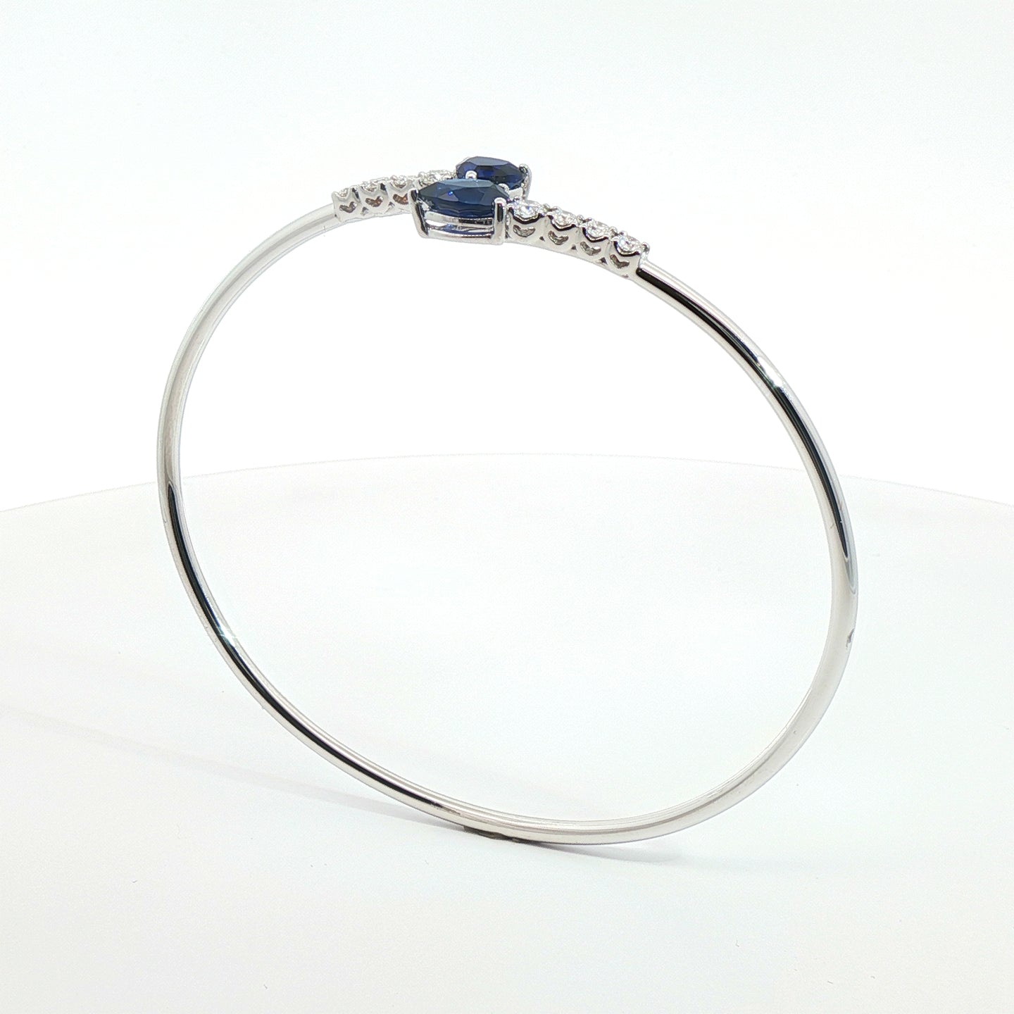 Bracciale Twin in oro bianco con zaffiri Lab-Grown e diamanti Lab-Grown taglio brillante.