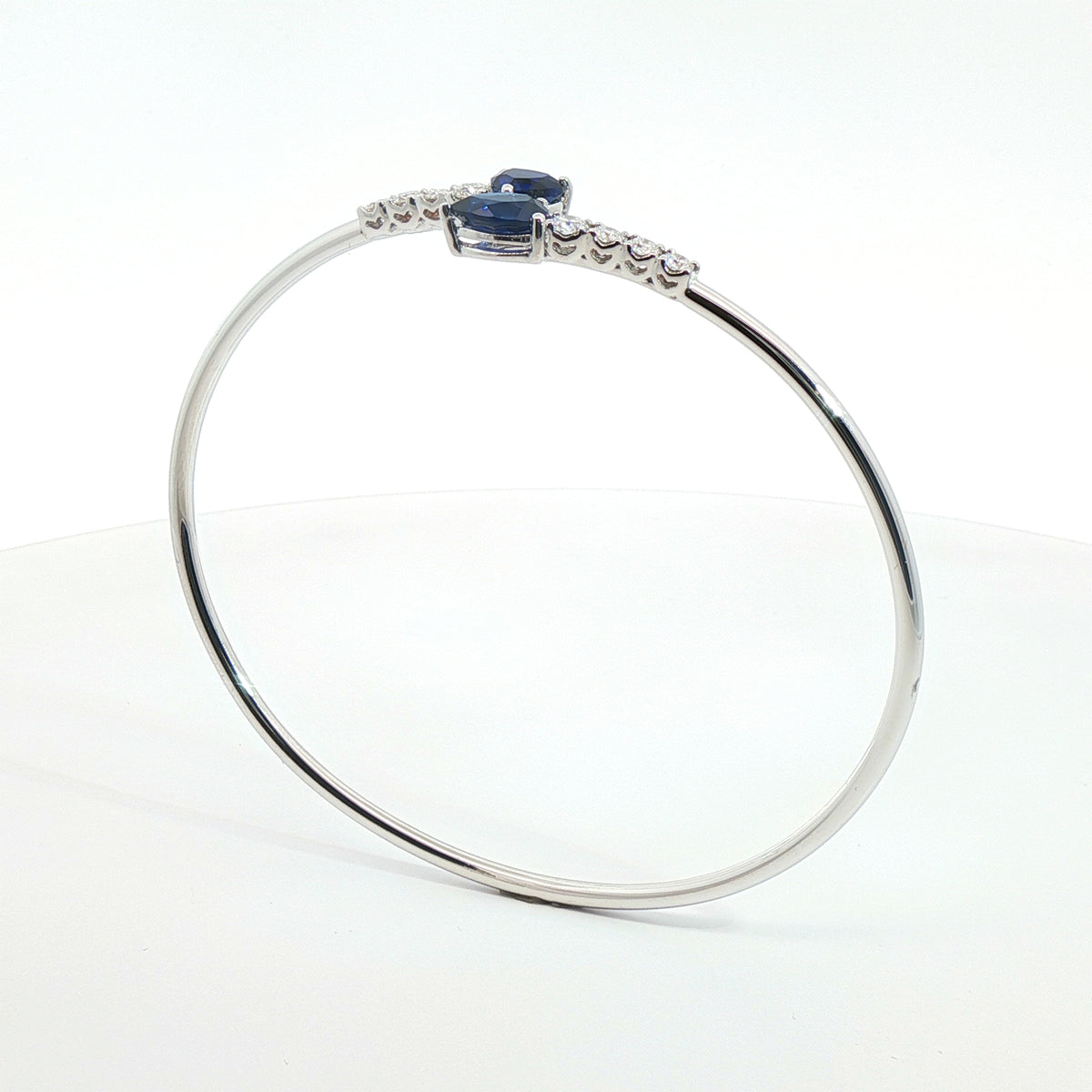 Bracciale Twin in oro bianco con zaffiri Lab-Grown e diamanti Lab-Grown taglio brillante.