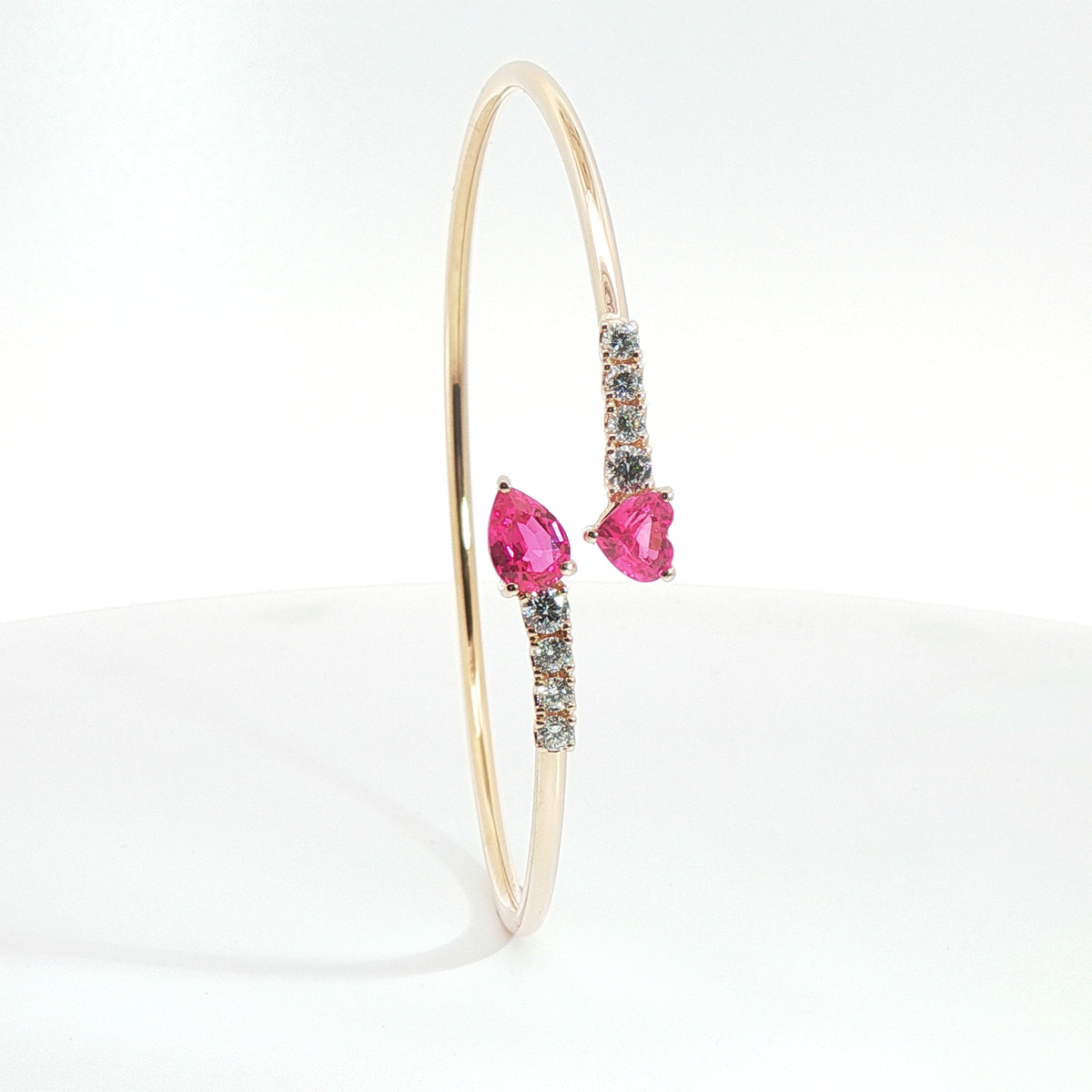 Bracciale Twin in oro rosa con zaffiri rosa Lab-Grown e diamanti Lab-Grown taglio brillante.
