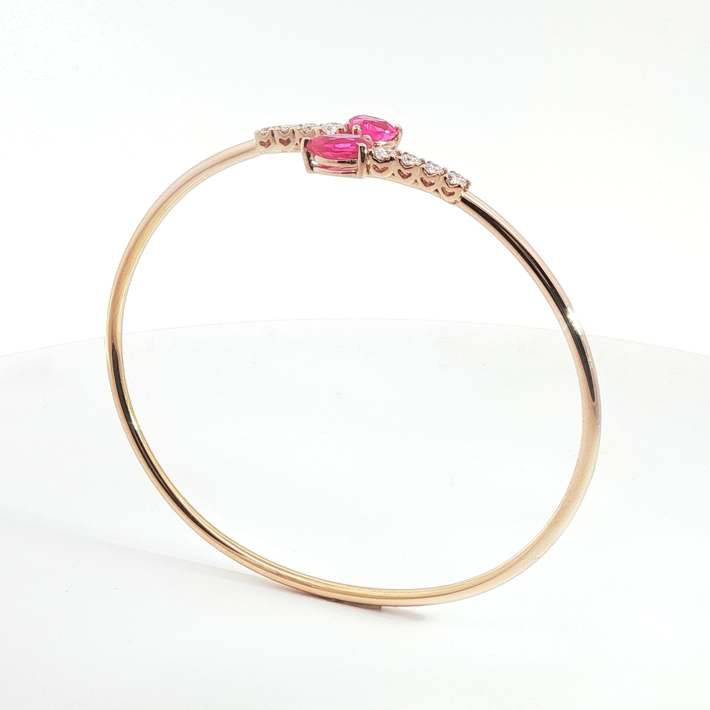 Bracciale Twin in oro rosa con zaffiri rosa Lab-Grown e diamanti Lab-Grown taglio brillante.