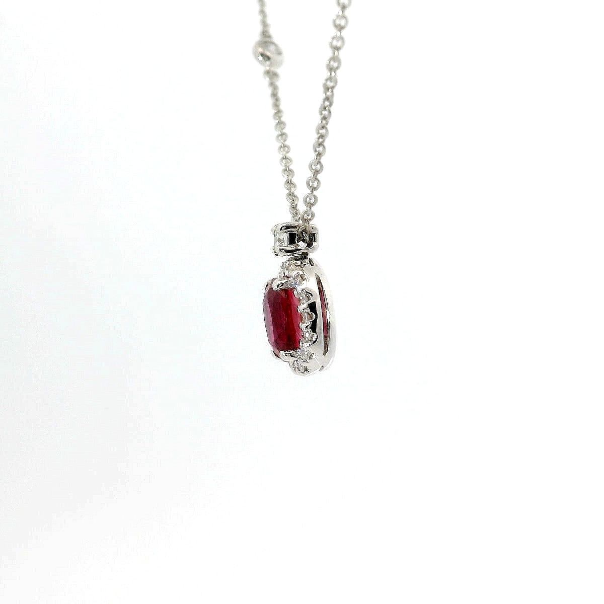 Girocollo in oro bianco con rubino Lab-Grown e diamanti Lab-Grown taglio Brillante.