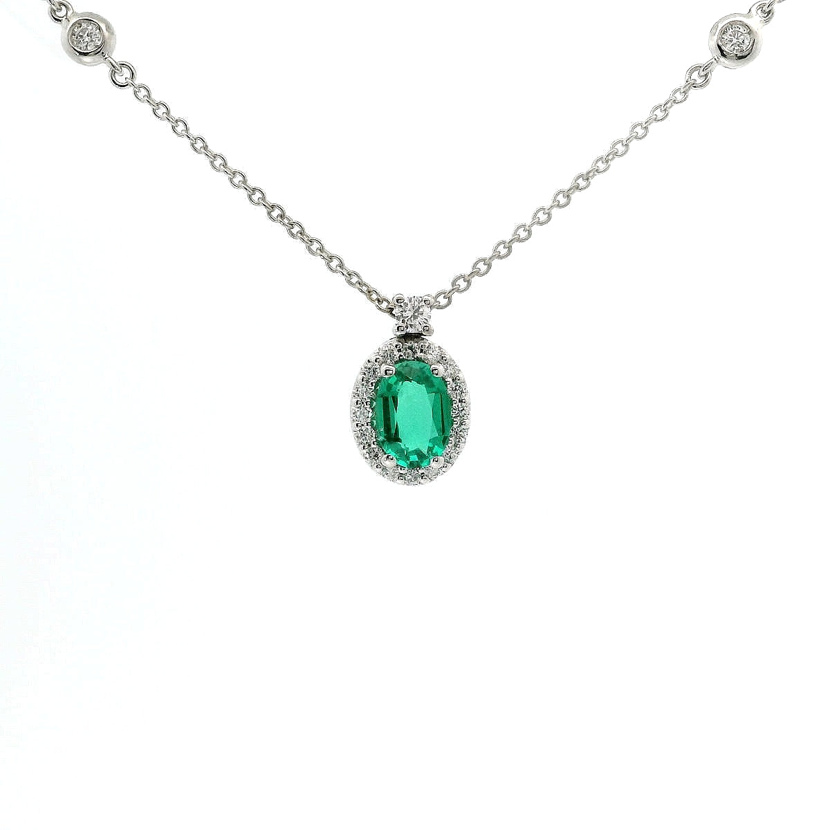 Girocollo in oro bianco con smeraldo Lab-Grown taglio ovale e diamanti Lab-Grown taglio brillante.