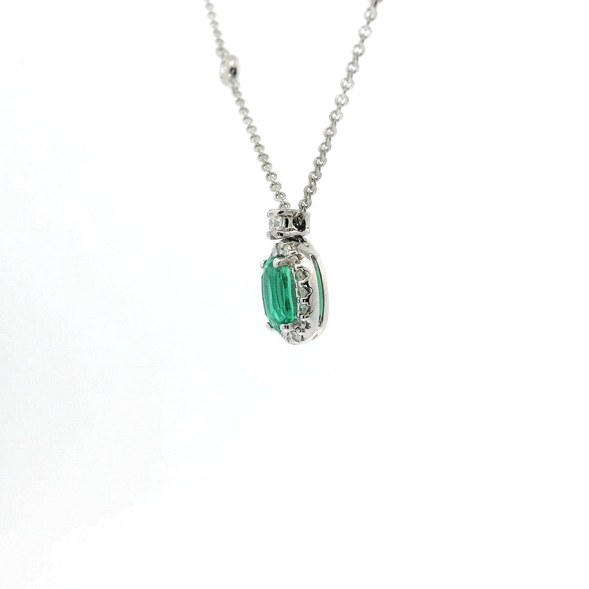 Girocollo in oro bianco con smeraldo Lab-Grown taglio ovale e diamanti Lab-Grown taglio brillante.