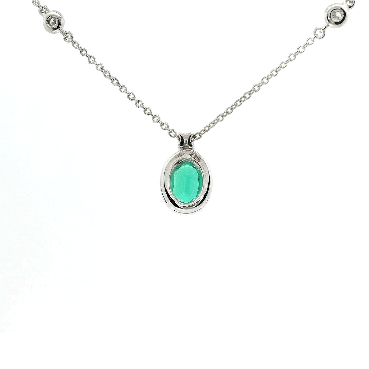 Girocollo in oro bianco con smeraldo Lab-Grown taglio ovale e diamanti Lab-Grown taglio brillante.