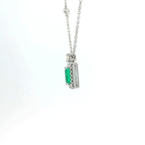 Girocollo in oro bianco con smeraldo Lab-Grown e diamanti Lab-Grown taglio brillante.