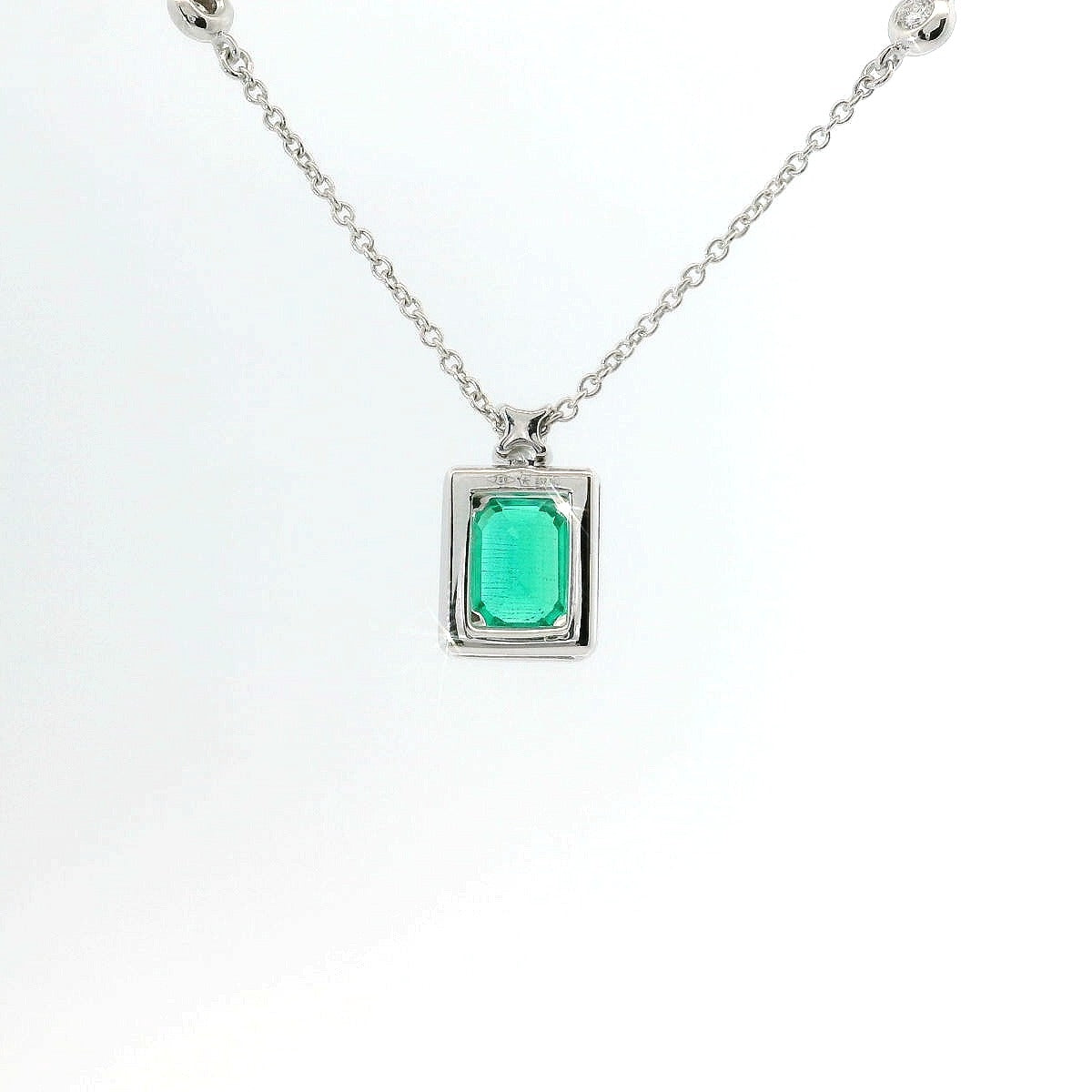 Girocollo in oro bianco con smeraldo Lab-Grown e diamanti Lab-Grown taglio brillante.